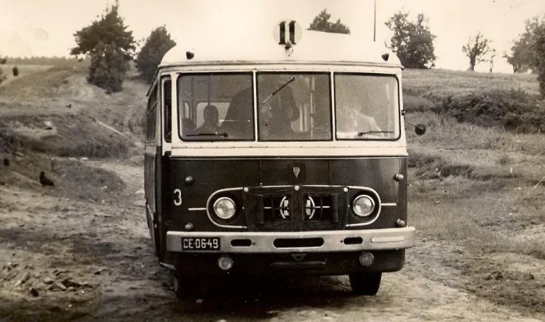 rok 1962 - autobus linii nr 11 na końcowym przystanku w Ostojowie