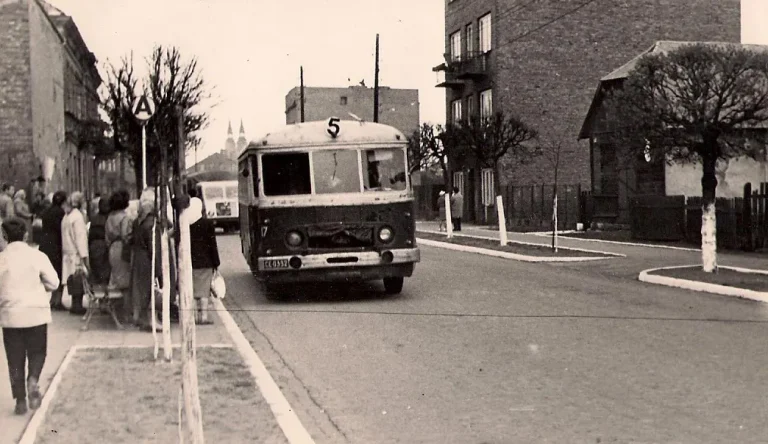 rok 1964 - autobus linii nr 5 na ul. Świerczewskiego (obecnie ul. 3-go Maja)