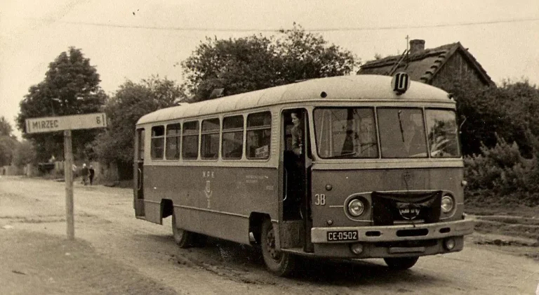 rok 1960 - autobus marki SAN (pierwszy autobus w Grzybowej Górze)